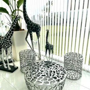 Escultura Jirafa negra y plateada de aluminio