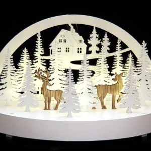 Paisaje blanco con ciervo en madera con luz